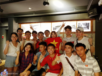Du học sinh Việt Nam tại Hàn Quốc cổ vũ Đội tuyển Olympic Việt Nam trận bán kết lịch sử giữa Việt Nam và Hàn Quốc